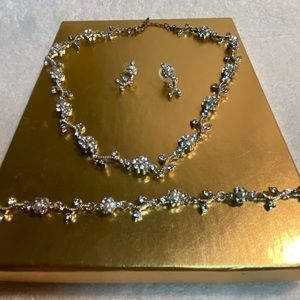 Beautiful Rhineatone/Pearl Bridal Jewelry Set